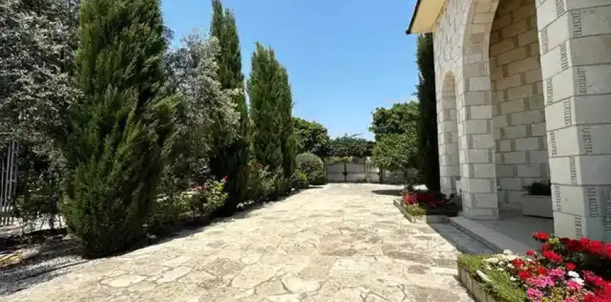 5 bedrooms Villa in Germasogeia, Cyprus No. 39932