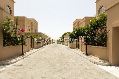 4 bedrooms Villa in Abu Dhabi Gate City, UAE No. 3323 10