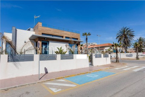 4 bedrooms Villa in Torrevieja, Spain No. 25797 3