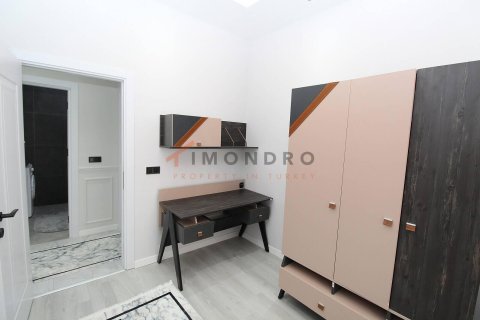 5+1 Apartment in Bueyuekcekmece, Turkey No. 17276 21