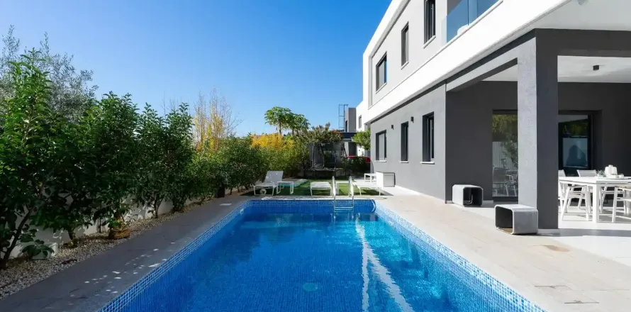 5 bedrooms Villa in Germasogeia, Cyprus No. 31928