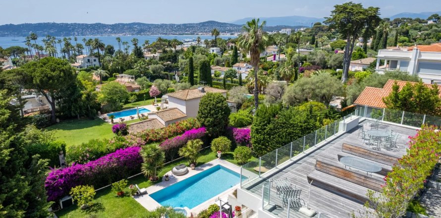 5 bedrooms Villa in Antibes, France No. 69135