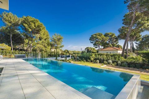 6 bedrooms Villa in Antibes, France No. 69136 5