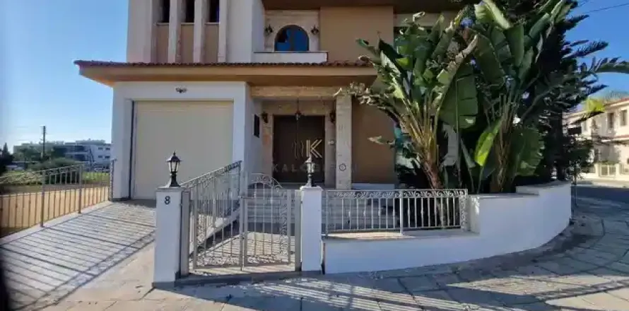 6 bedrooms House in Larnaca, Cyprus No. 40246