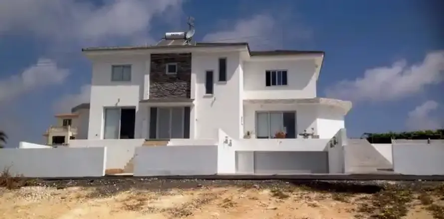 5 bedrooms House in Paralimni, Cyprus No. 40251