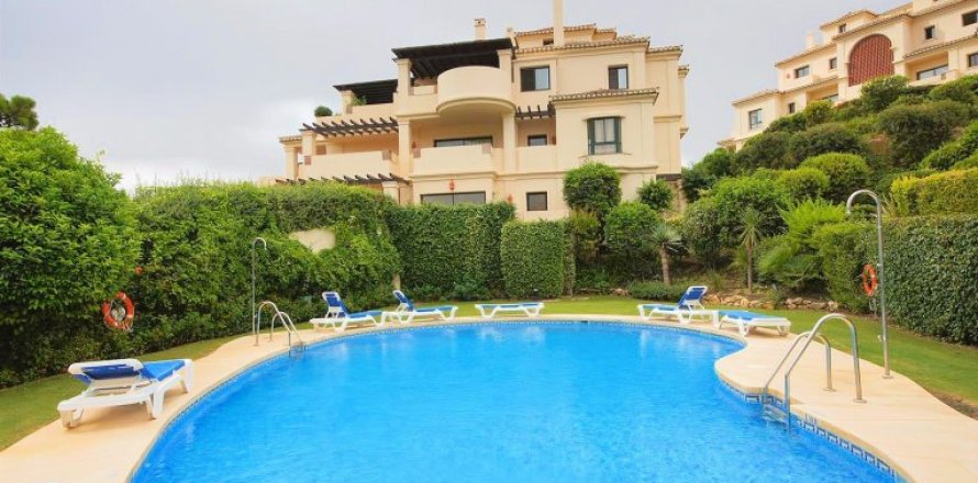 3 bedrooms Apartment in Benahavis, Spain No. 25182