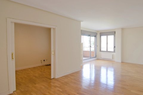 3 bedrooms Apartment in Madrid, Spain No. 26956 1