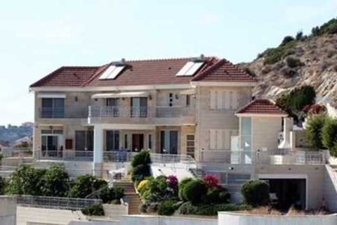 4 bedrooms House in Agios Tychonas, Cyprus No. 39658 1