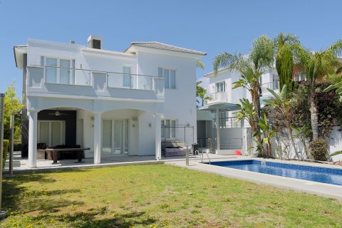 5 bedrooms Villa in Limassol, Cyprus No. 37795 3