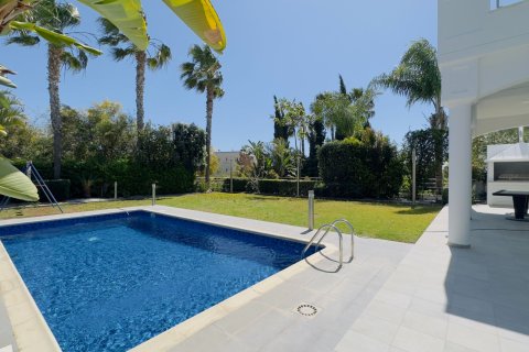 5 bedrooms Villa in Limassol, Cyprus No. 37795 2