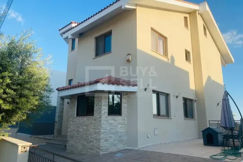 4 bedrooms House in Agios Athanasios, Cyprus No. 30470 1