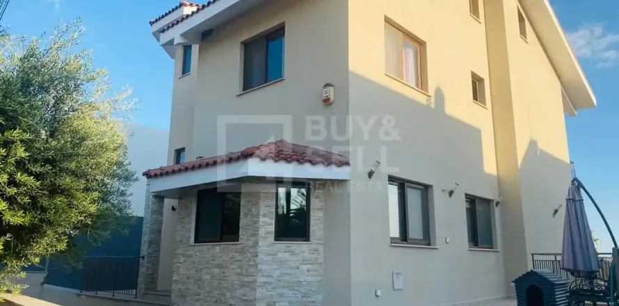 4 bedrooms House in Agios Athanasios, Cyprus No. 30470